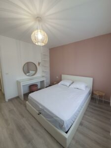 Chambre élégante et lumineuse d’un appartement en location saisonnière, géré par la conciergerie Odyssée Riviera à Antibes & Juan-les-Pins