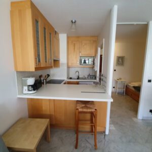 Cuisine équipée d’un appartement en location saisonnière, géré par la conciergerie Odyssée Riviera à Antibes & Juan-les-Pins