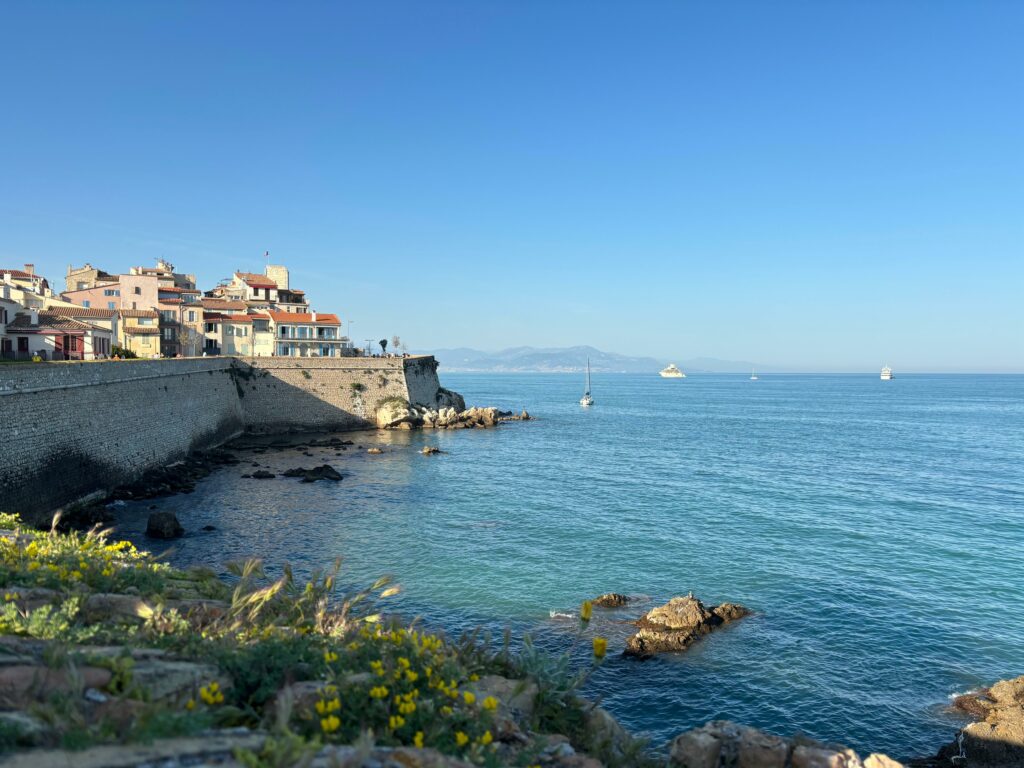 Vue mer à Antibes – Odyssée Riviera, conciergerie locative et gestion de locations saisonnières.
