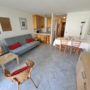 Pièce à vivre moderne et conviviale d’un appartement en location saisonnière, géré par la conciergerie Odyssée Riviera à Antibes & Juan-les-Pins