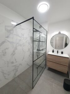 Salle de bain moderne et fonctionnelle d’un appartement en location saisonnière, géré par la conciergerie Odyssée Riviera à Antibes & Juan-les-Pins