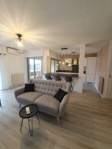 Salon moderne et lumineux d’un appartement en location saisonnière géré par la conciergerie Odyssée Riviera à Antibes