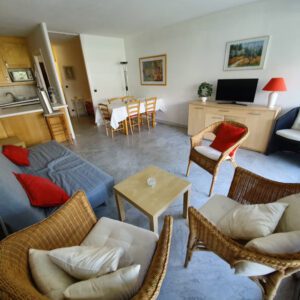 Salon spacieux et lumineux d’un appartement en location saisonnière géré par la conciergerie Odyssée Riviera à Antibes & Juan-les-Pins