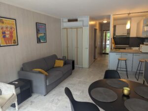 Salon confortable et raffiné d’un appartement en location saisonnière, géré par la conciergerie Odyssée Riviera à Antibes & Juan-les-Pins