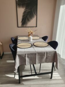 Table à manger conviviale d’un appartement géré par Odyssée Riviera à Antibes