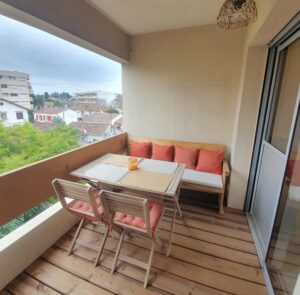 Terrasse lumineuse et agréable d’un appartement en location saisonnière, géré par la conciergerie Odyssée Riviera à Antibes & Juan-les-Pins