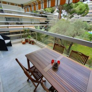 Terrasse ensoleillée et spacieuse d’un appartement en location saisonnière, géré par la conciergerie Odyssée Riviera à Antibes & Juan-les-Pins