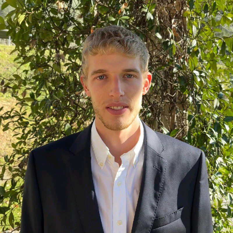 Portrait professionnel d’Ulysse Thomas, fondateur d’Odyssée Riviera, conciergerie locative à Antibes et Juan-les-Pins.
