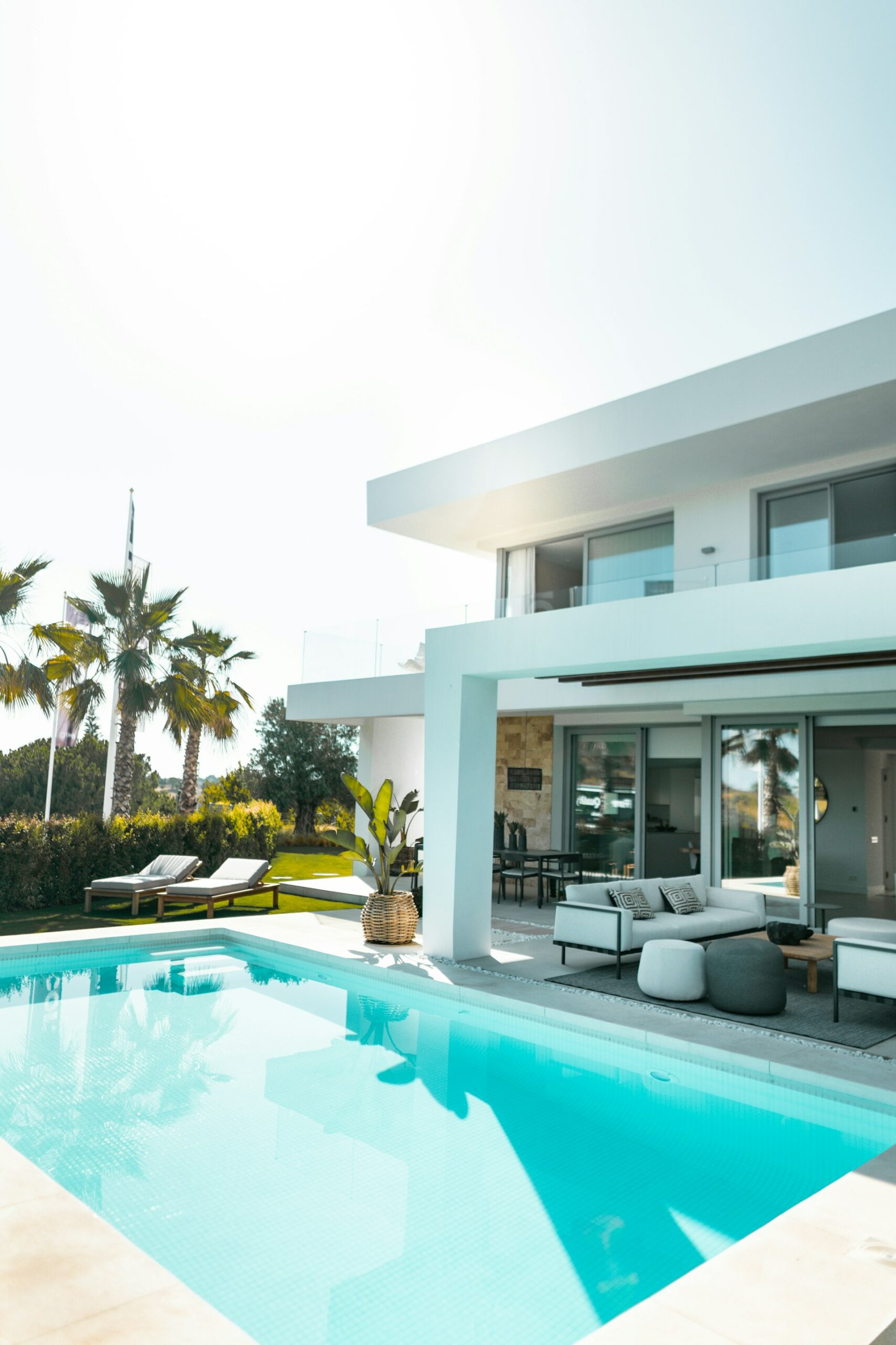 Photo illustrative d’une villa haut de gamme avec piscine et vue, représentant l’offre sur-mesure proposée par la conciergerie Odyssée Riviera à Antibes & Juan-les-Pins