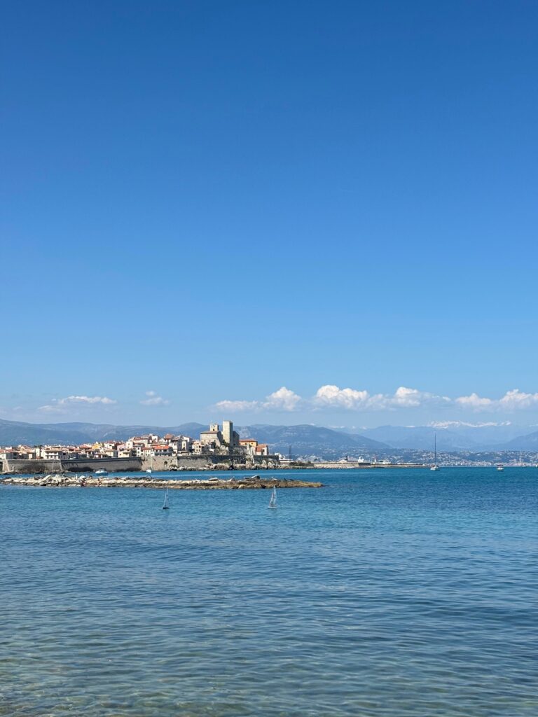 Vue mer à Antibes – Odyssée Riviera, conciergerie locative moderne et locale