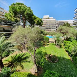 Vue agréable depuis un appartement en location saisonnière géré par la conciergerie Odyssée Riviera à Antibes & Juan-les-Pins