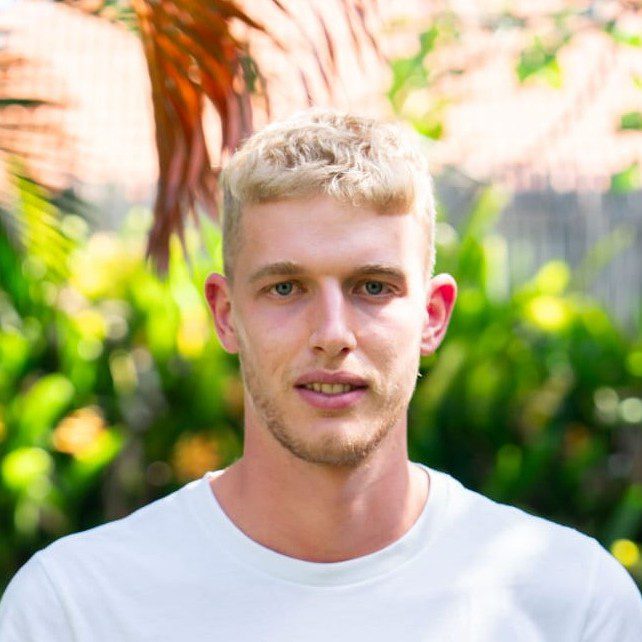 Portrait de Ulysse Thomas, fondateur d’Odyssée Riviera, conciergerie à Antibes.